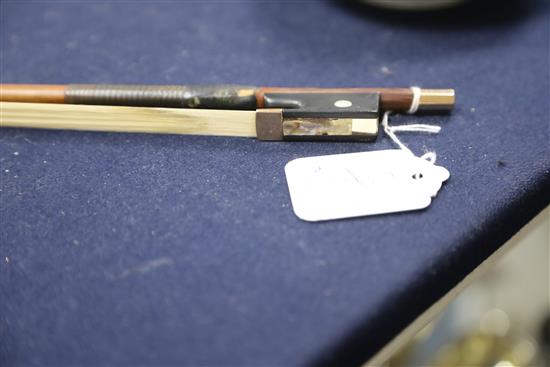 A German gold mounted violin bow, 19th century, length 74cm, weight 59g.